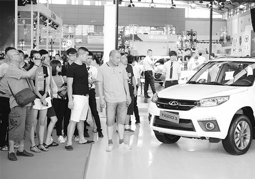 7月6日，观众在西安国际汽车工业展览会上参观。 新华社记者 邵 瑞摄